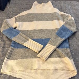 GAP Women's turtle  Neck Sweater in Gray, Blue, and Cream size xs